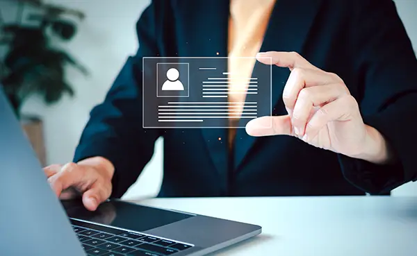 Femme montrant une carte virtuelle transparente