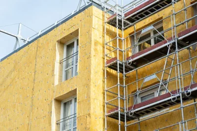 Immeuble en cours de travaux de façade pour une meilleures isolation